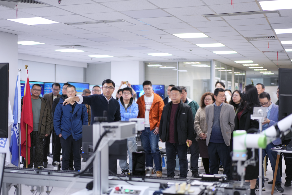 在冯可嘉先生的引领下,与会者还亲身体验了零可达未来工厂的领先技术 在冯可嘉先生的引领下,与会者还亲身体验了零可达未来工厂的领先技术