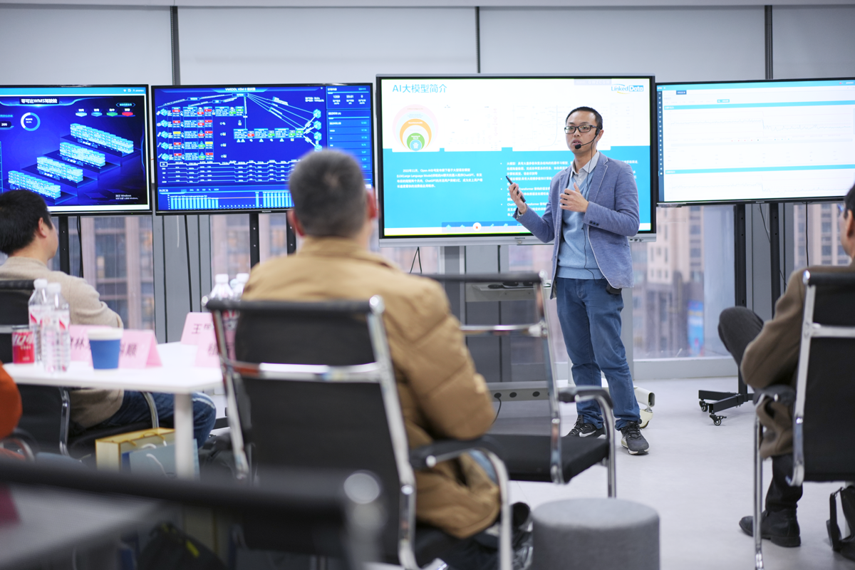 零可达技术总监吴叶俊先生分享了《智能工厂AI应用探索——AI大模型让设备维保更简单》。 零可达技术总监吴叶俊先生分享了《智能工厂AI应用探索——AI大模型让设备维保更简单》。